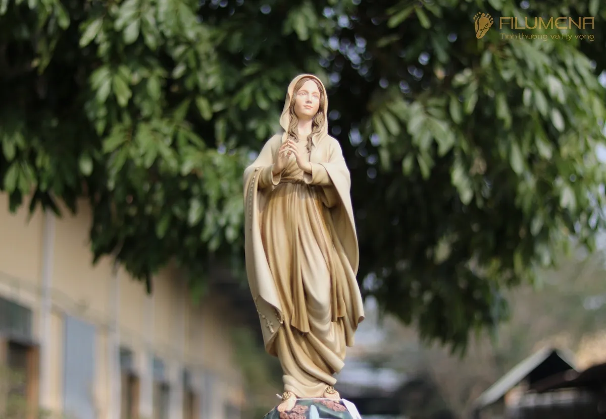 Tượng Đức Mẹ Lộ Đức tại Nhà sách Nhà thờ lớn Hà Nội. Tượng Công Giáo Filumena được sáng tác bởi các nghệ sĩ Filumena. Mỗi tác phẩm đều là đóng góp của quý vị cho các việc bác ái. Tượng làm bằng chất liệu bột đá tự nhiên và resin, có đủ các kích thước từ 15, 20 cm tới 1m và lớn hơn nữa.