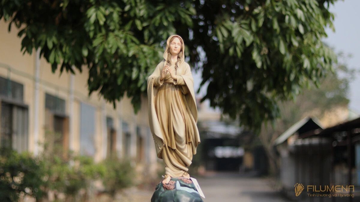 Tượng Đức Mẹ Lộ Đức tại TGP. Sài Gòn. Tượng Công giáo Filumena là tượng của Tình thương và Hy vọng. Bản quyền các tác phẩm tượng Công giáo thuộc về Filumena Art, Cộng hòa Pháp. Filumena sáng tác và sản xuất nhiều mẫu tượng Công giáo khác như Tượng công giáo đẹp, Tượng công giáo mini, Tượng chuộc tội, Tượng chịu nạn, Tượng Chúa Giê-su