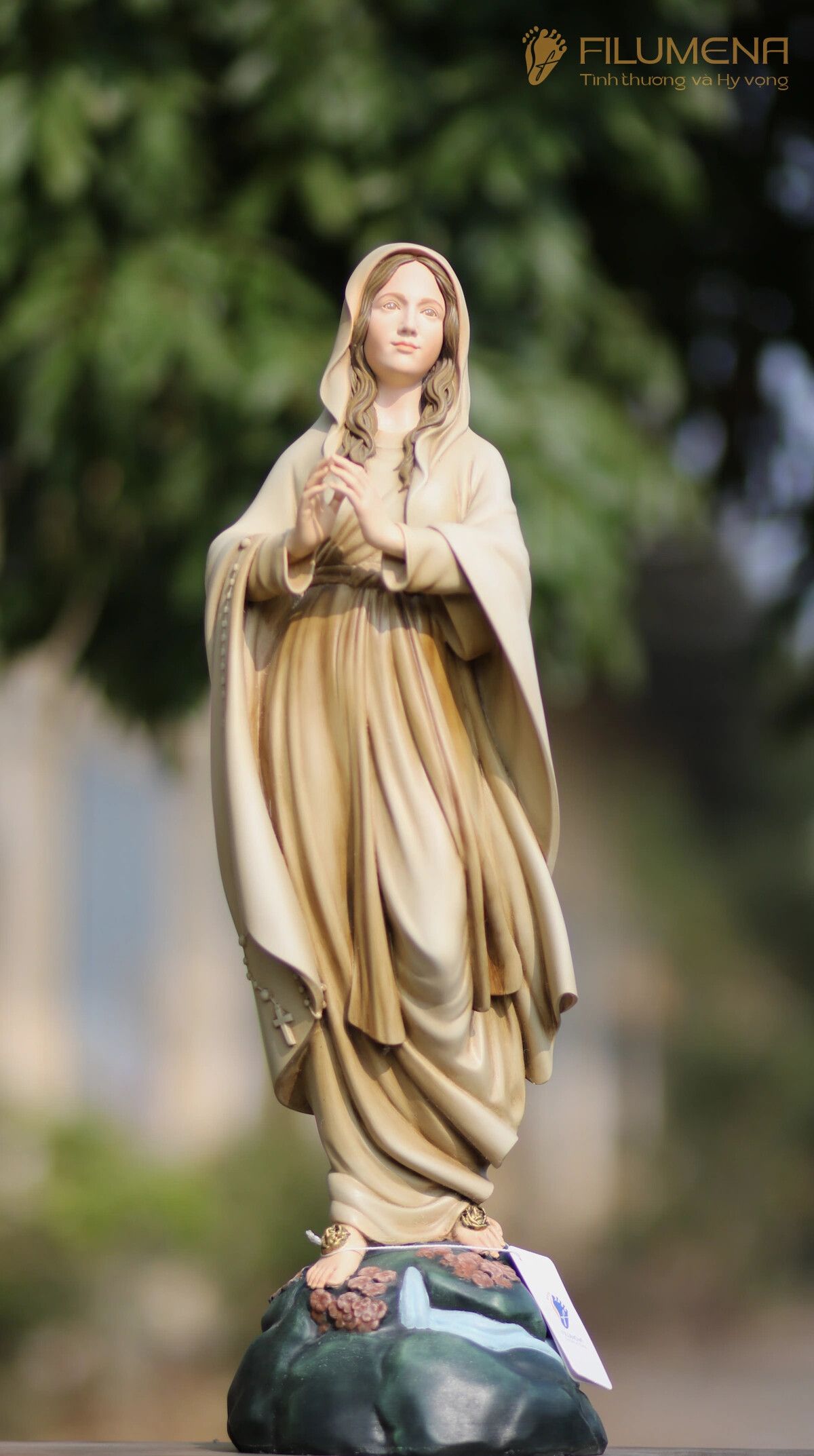 Tượng Đức Mẹ Lộ Đức tại TGP. Sài Gòn. Tượng Công giáo Filumena là tượng của Tình thương và Hy vọng. Bản quyền các tác phẩm tượng Công giáo thuộc về Filumena Art, Cộng hòa Pháp. Filumena sáng tác và sản xuất nhiều mẫu tượng Công giáo khác như Tượng công giáo đẹp, Tượng công giáo mini, Tượng chuộc tội, Tượng chịu nạn, Tượng Chúa Giê-su