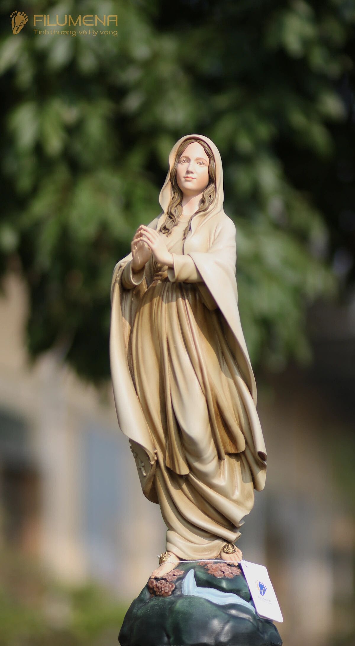 Tượng Đức Mẹ Lộ Đức tại TGP. Sài Gòn. Tượng Công giáo Filumena là tượng của Tình thương và Hy vọng. Bản quyền các tác phẩm tượng Công giáo thuộc về Filumena Art, Cộng hòa Pháp. Filumena sáng tác và sản xuất nhiều mẫu tượng Công giáo khác như Tượng công giáo đẹp, Tượng công giáo mini, Tượng chuộc tội, Tượng chịu nạn, Tượng Chúa Giê-su