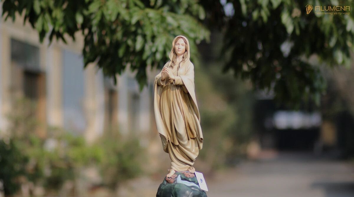 Tượng Đức Mẹ Lộ Đức tại TGP. Sài Gòn. Tượng Công giáo Filumena là tượng của Tình thương và Hy vọng. Bản quyền các tác phẩm tượng Công giáo thuộc về Filumena Art, Cộng hòa Pháp. Filumena sáng tác và sản xuất nhiều mẫu tượng Công giáo khác như Tượng công giáo đẹp, Tượng công giáo mini, Tượng chuộc tội, Tượng chịu nạn, Tượng Chúa Giê-su