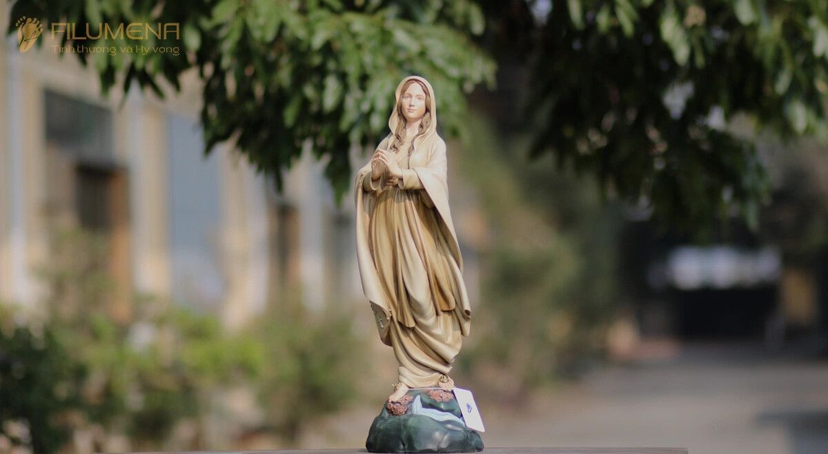 Tượng Đức Mẹ Lộ Đức tại TGP. Sài Gòn. Tượng Công giáo Filumena là tượng của Tình thương và Hy vọng. Bản quyền các tác phẩm tượng Công giáo thuộc về Filumena Art, Cộng hòa Pháp. Filumena sáng tác và sản xuất nhiều mẫu tượng Công giáo khác như Tượng công giáo đẹp, Tượng công giáo mini, Tượng chuộc tội, Tượng chịu nạn, Tượng Chúa Giê-su
