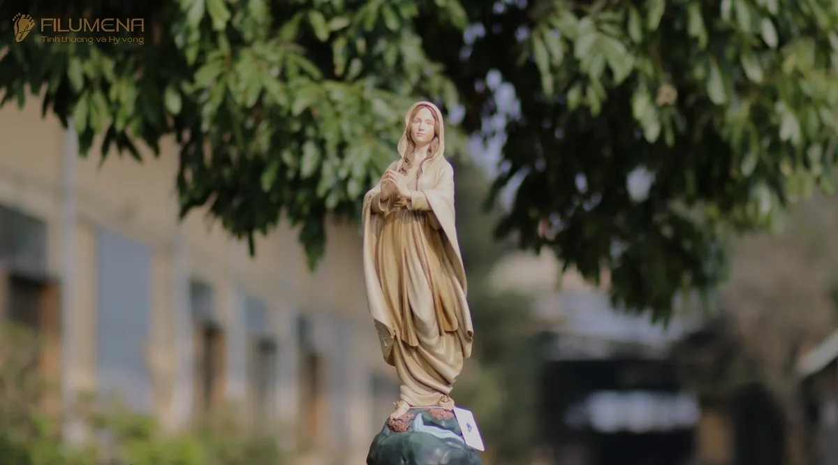 Tượng Đức Mẹ Lộ Đức tại Sài Gòn. Tượng Công Giáo Filumena được sáng tác bởi các nghệ sĩ Filumena. Mỗi tác phẩm đều là đóng góp của quý vị cho các việc bác ái. Tượng làm bằng chất liệu bột đá tự nhiên và resin, có đủ các kích thước từ 15, 20 cm tới 1m và lớn hơn nữa.