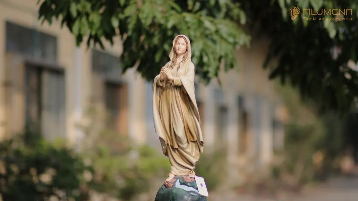 Tượng Đức Mẹ Lộ Đức tại Phát Diệm. Tượng Công Giáo Filumena được sáng tác bởi các nghệ sĩ Filumena. Mỗi tác phẩm đều là đóng góp của quý vị cho các việc bác ái. Tượng làm bằng chất liệu bột đá tự nhiên và resin, có đủ các kích thước từ 15, 20 cm tới 1m và lớn hơn nữa.