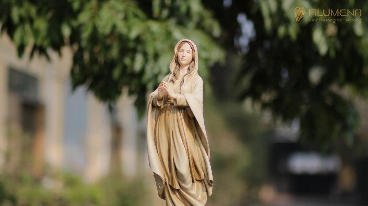 Tượng Đức Mẹ Lộ Đức tại TGP. Sài Gòn. Tượng Công giáo Filumena là tượng của Tình thương và Hy vọng. Bản quyền các tác phẩm tượng Công giáo thuộc về Filumena Art, Cộng hòa Pháp. Filumena sáng tác và sản xuất nhiều mẫu tượng Công giáo khác như Tượng công giáo đẹp, Tượng công giáo mini, Tượng chuộc tội, Tượng chịu nạn, Tượng Chúa Giê-su