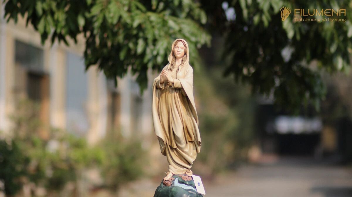 Tượng Đức Mẹ Lộ Đức tại TGP. Sài Gòn. Tượng Công giáo Filumena là tượng của Tình thương và Hy vọng. Bản quyền các tác phẩm tượng Công giáo thuộc về Filumena Art, Cộng hòa Pháp. Filumena sáng tác và sản xuất nhiều mẫu tượng Công giáo khác như Tượng công giáo đẹp, Tượng công giáo mini, Tượng chuộc tội, Tượng chịu nạn, Tượng Chúa Giê-su