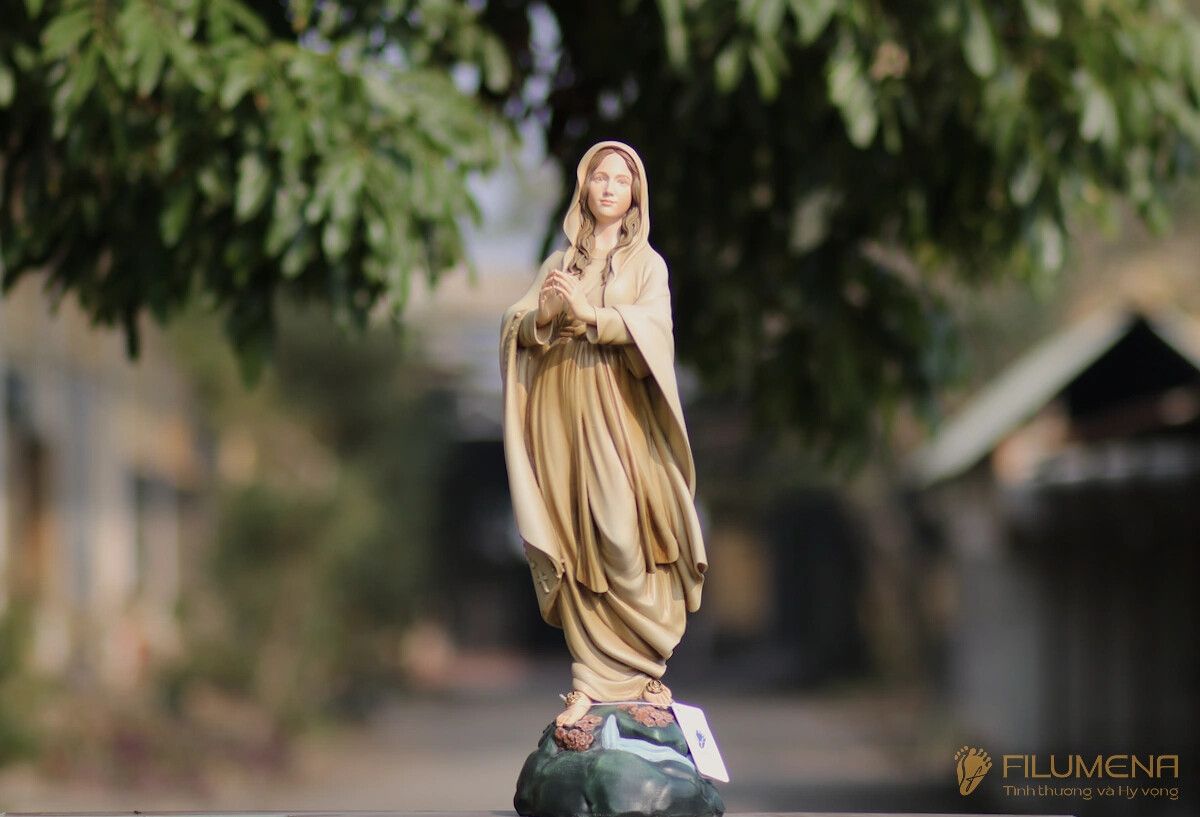 Tượng Đức Mẹ Lộ Đức tại TGP. Sài Gòn. Tượng Công giáo Filumena là tượng của Tình thương và Hy vọng. Bản quyền các tác phẩm tượng Công giáo thuộc về Filumena Art, Cộng hòa Pháp. Filumena sáng tác và sản xuất nhiều mẫu tượng Công giáo khác như Tượng công giáo đẹp, Tượng công giáo mini, Tượng chuộc tội, Tượng chịu nạn, Tượng Chúa Giê-su