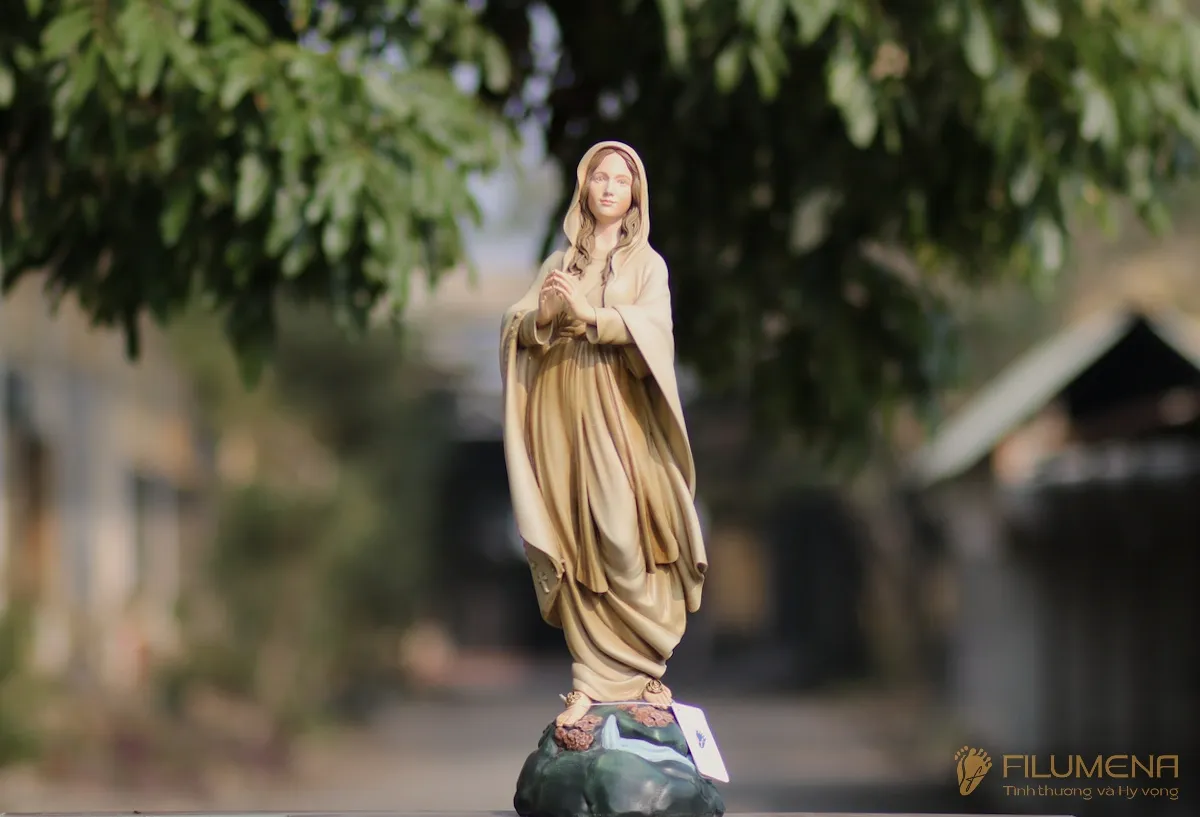 Tượng Đức Mẹ Lộ Đức tại Úc. Tượng Công Giáo Filumena được sáng tác bởi các nghệ sĩ Filumena. Mỗi tác phẩm đều là đóng góp của quý vị cho các việc bác ái. Tượng làm bằng chất liệu bột đá tự nhiên và resin, có đủ các kích thước từ 15, 20 cm tới 1m và lớn hơn nữa.