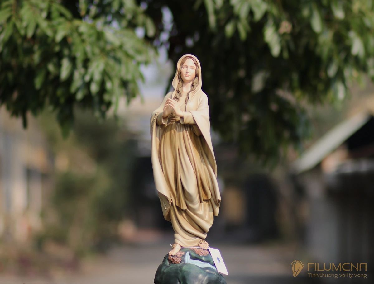 Tượng Đức Mẹ Lộ Đức tại Hoa Kỳ. Tượng Công giáo Filumena là tượng của Tình thương và Hy vọng. Bản quyền các tác phẩm tượng Công giáo thuộc về Filumena Art, Cộng hòa Pháp. Filumena sáng tác và sản xuất nhiều mẫu tượng Công giáo khác như Tượng Chúa Giê-su, Tượng Chúa, Tượng Đức Mẹ Ban Ơn, Tượng Đức Mẹ Fatima, Tượng Đức Mẹ