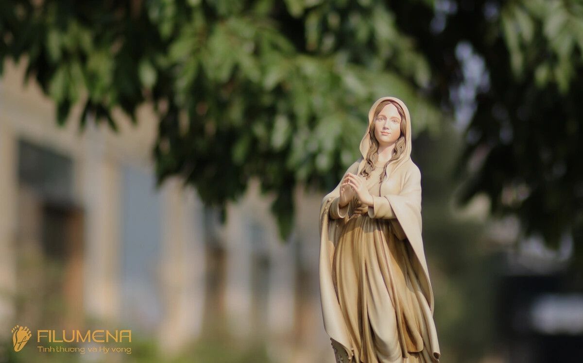 Tượng Đức Mẹ Lộ Đức tại TGP. Sài Gòn. Tượng Công giáo Filumena là tượng của Tình thương và Hy vọng. Bản quyền các tác phẩm tượng Công giáo thuộc về Filumena Art, Cộng hòa Pháp. Filumena sáng tác và sản xuất nhiều mẫu tượng Công giáo khác như Tượng công giáo đẹp, Tượng công giáo mini, Tượng chuộc tội, Tượng chịu nạn, Tượng Chúa Giê-su