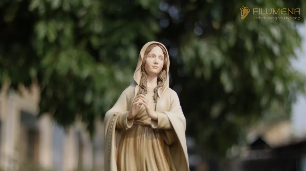 Tượng Đức Mẹ Lộ Đức tại Buôn Mê Thuột. Tượng Công Giáo Filumena được sáng tác bởi các nghệ sĩ Filumena. Mỗi tác phẩm đều là đóng góp của quý vị cho các việc bác ái. Tượng làm bằng chất liệu bột đá tự nhiên và resin, có đủ các kích thước từ 15, 20 cm tới 1m và lớn hơn nữa.