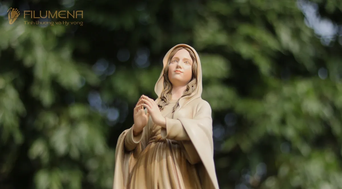 Tượng Đức Mẹ Lộ Đức tại Nhà thờ Chính tòa Xuân Lộc Đồng Nai. Tượng Công Giáo Filumena được sáng tác bởi các nghệ sĩ Filumena. Mỗi tác phẩm đều là đóng góp của quý vị cho các việc bác ái. Tượng làm bằng chất liệu bột đá tự nhiên và resin, có đủ các kích thước từ 15, 20 cm tới 1m và lớn hơn nữa.