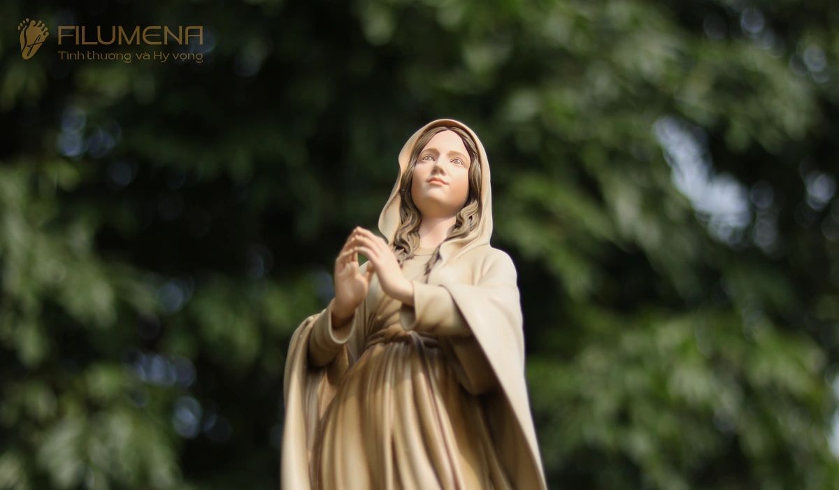 Tượng Đức Mẹ Lộ Đức tại Nhà sách Kỳ Đồng. Tượng Công giáo Filumena là tượng của Tình thương và Hy vọng. Bản quyền các tác phẩm tượng Công giáo thuộc về Filumena Art, Cộng hòa Pháp. Filumena sáng tác và sản xuất nhiều mẫu tượng Công giáo khác như Tượng Chúa Giê-su, Tượng Chúa, Tượng Đức Mẹ Ban Ơn, Tượng Đức Mẹ Fatima, Tượng Đức Mẹ Lộ Đức