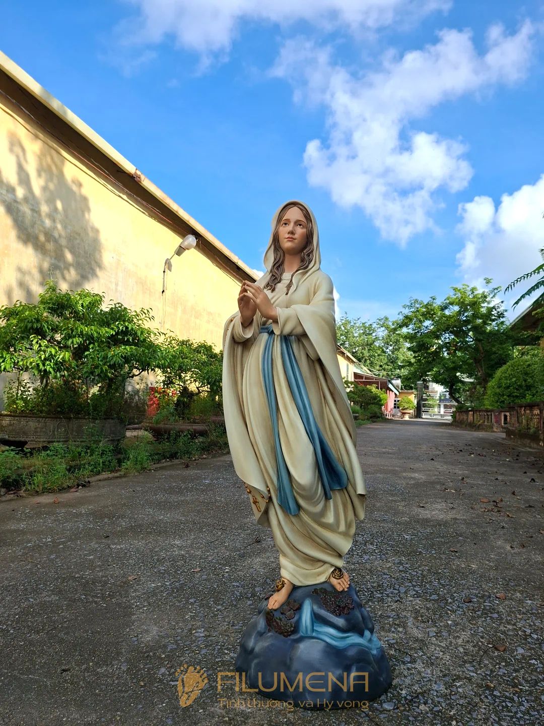 Vẻ đẹp của tượng Đức Mẹ không nằm ở độ cầu kỳ mà nằm ở thần thái, tỷ lệ và các chi tiết được xử lý tinh tế