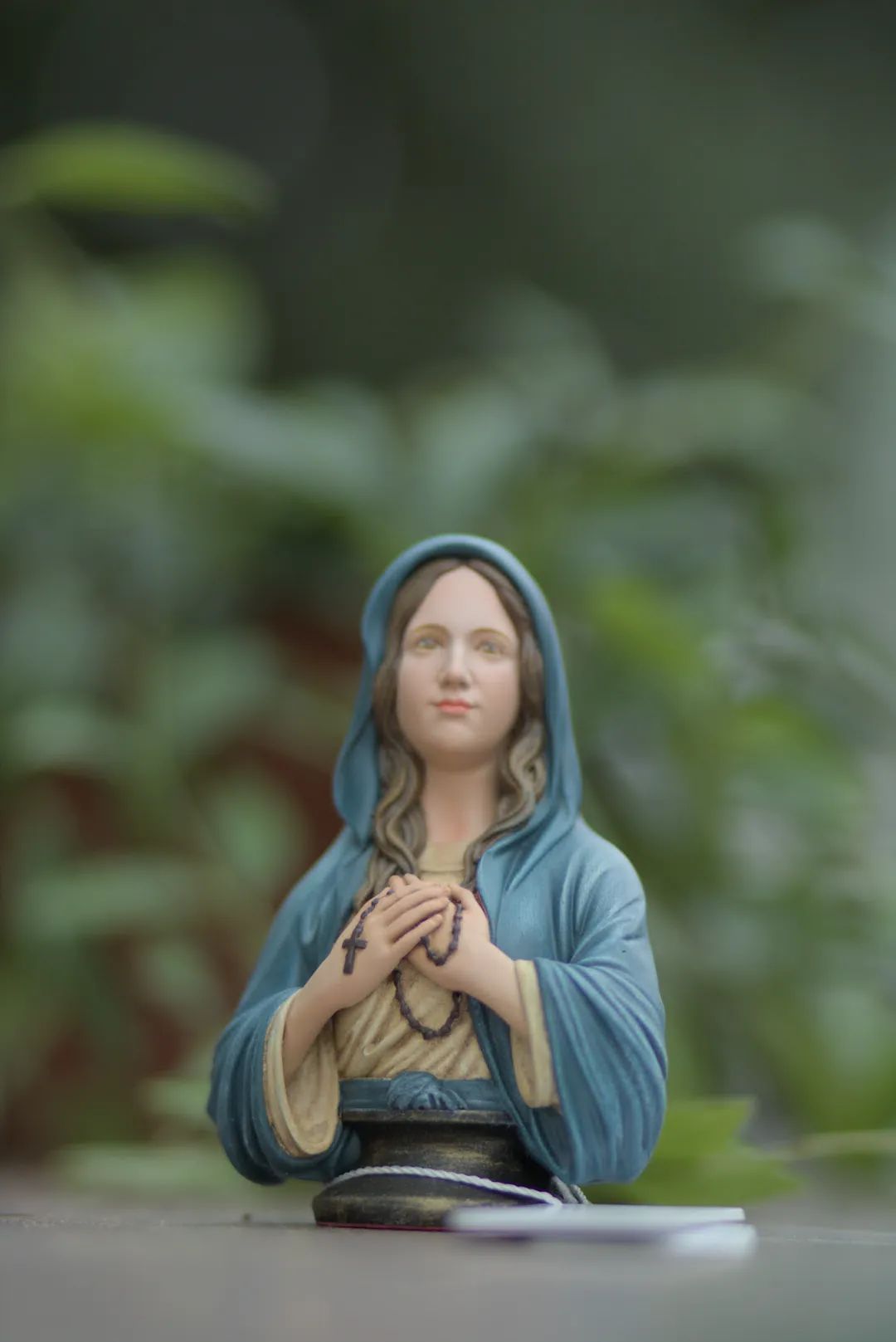 Tượng Đức Mẹ nhỏ gọn với dáng thanh thoát phù hợp đặt trên xe ô tô