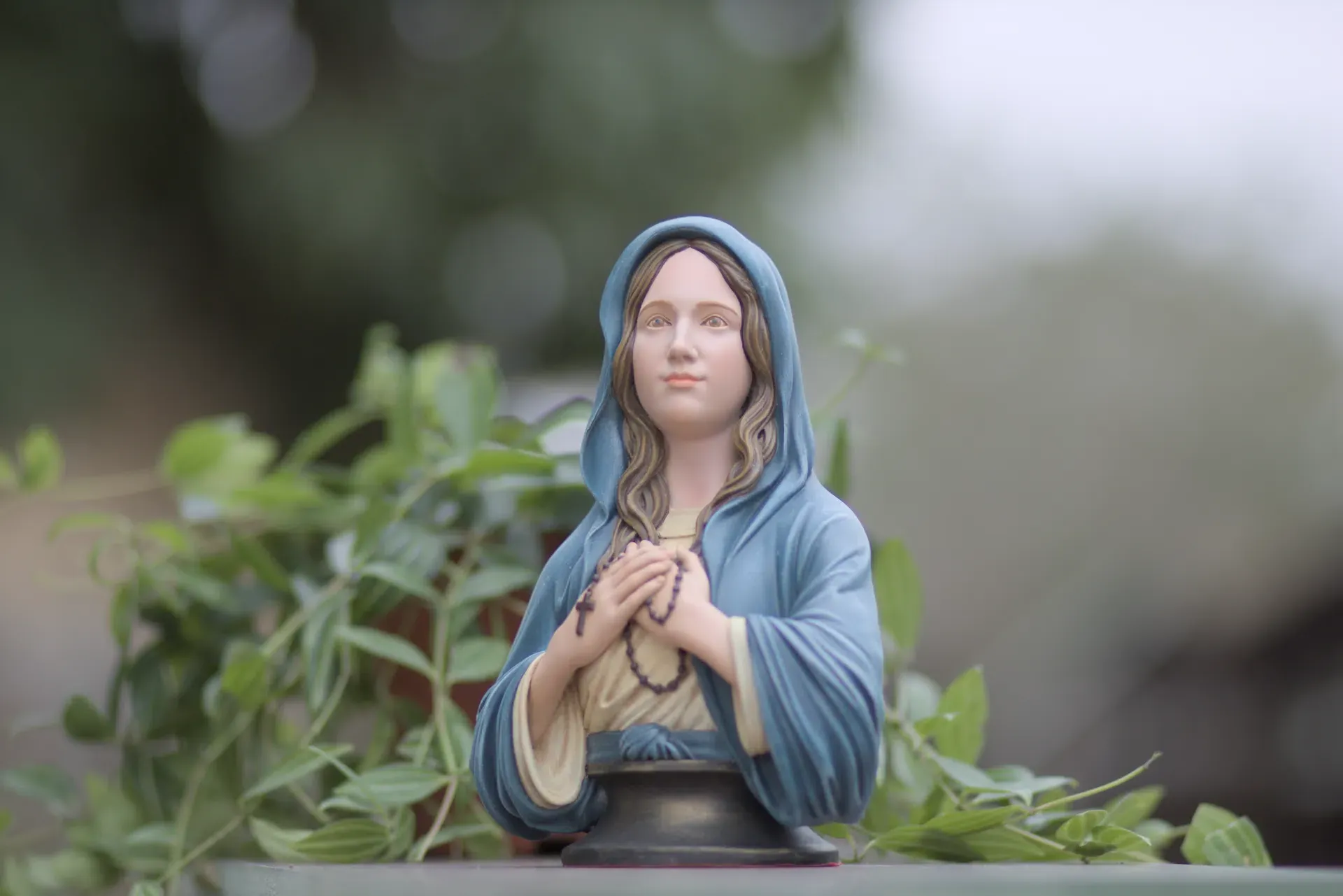 Tượng chịu nạn tại Dòng Mến Thánh Giá Vinh. Tượng Công Giáo Filumena được sáng tác bởi các nghệ sĩ Filumena. Mỗi tác phẩm đều là đóng góp của quý vị cho các việc bác ái. Tượng làm bằng chất liệu bột đá tự nhiên và resin, có đủ các kích thước từ 15, 20 cm tới 1m và lớn hơn nữa.