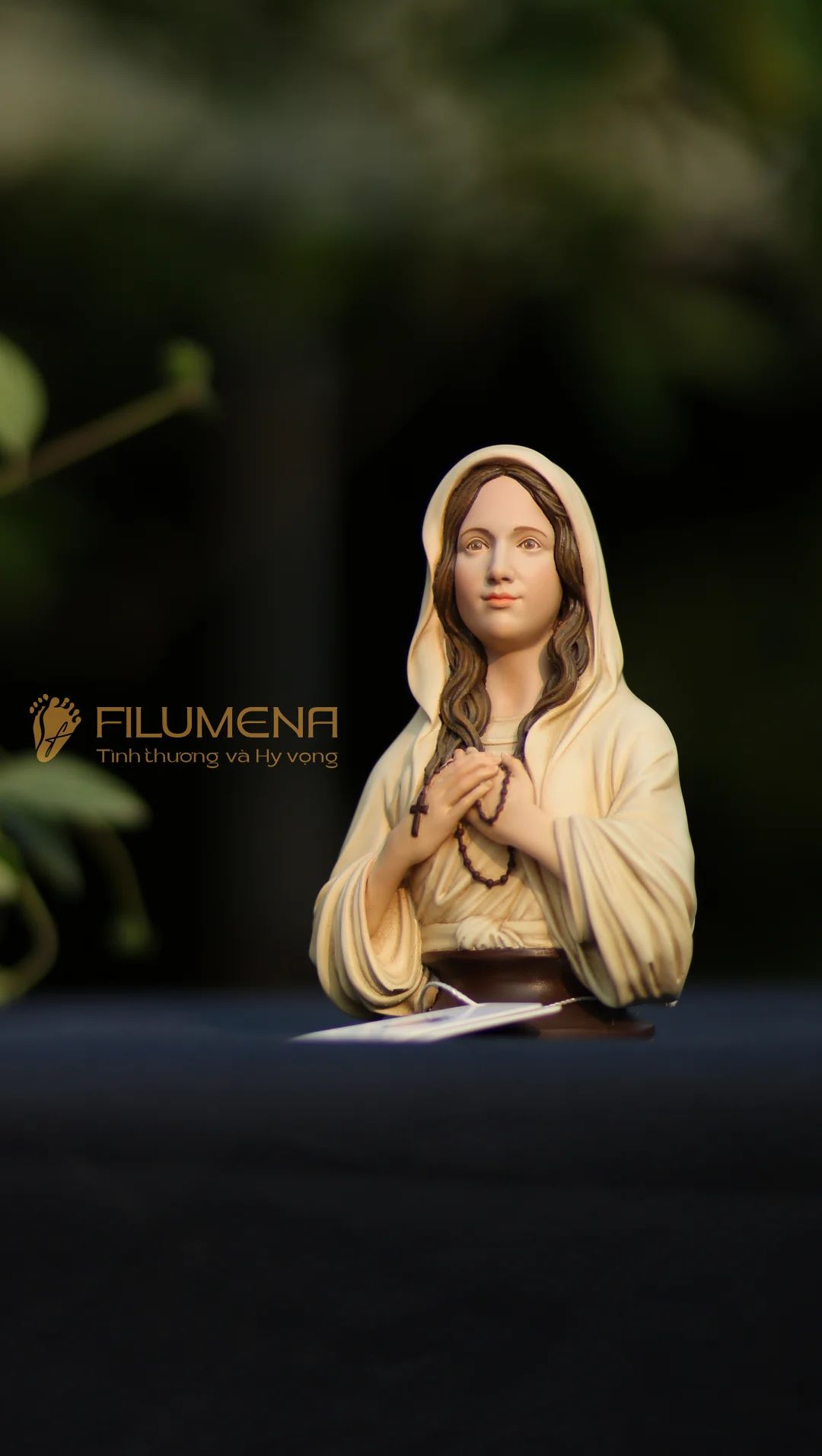 Tượng Đức Mẹ để xe ô tô tại Hoa Kỳ. Tượng Công giáo Filumena là tượng của Tình thương và Hy vọng. Bản quyền các tác phẩm tượng Công giáo thuộc về Filumena Art, Cộng hòa Pháp. Filumena sáng tác và sản xuất nhiều mẫu tượng Công giáo khác như Bàn thờ Chúa và gia tiên, Bàn thờ Chúa, Tượng công giáo đẹp, Tượng công giáo mini, Tượng chịu nạn