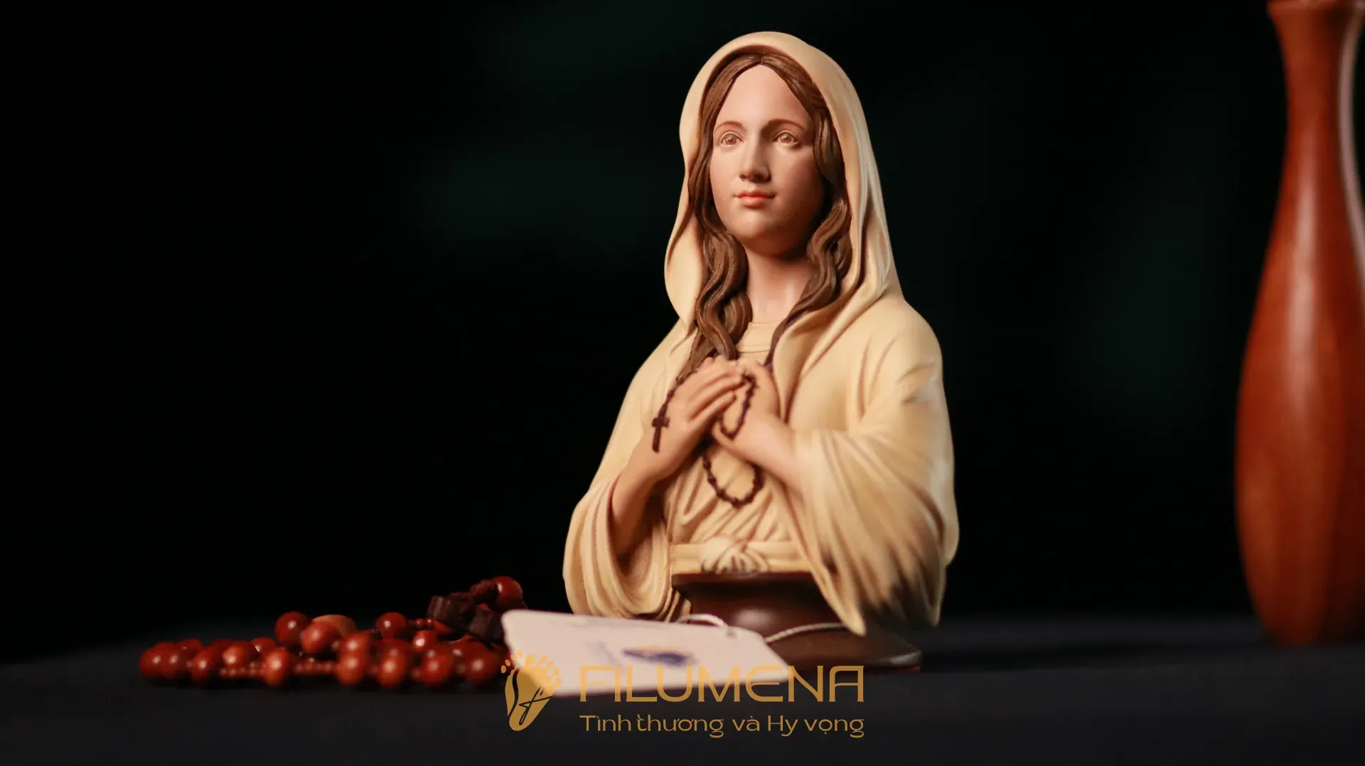 Tượng Công giáo tại Xuân Lộc. Tượng Công Giáo Filumena được sáng tác bởi các nghệ sĩ Filumena. Mỗi tác phẩm đều là đóng góp của quý vị cho các việc bác ái. Tượng làm bằng chất liệu bột đá tự nhiên và resin, có đủ các kích thước từ 15, 20 cm tới 1m và lớn hơn nữa.