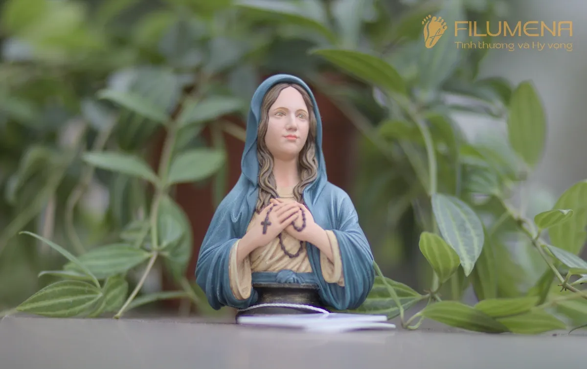 Tượng Đức Mẹ tại Bùi Chu. Tượng Công Giáo Filumena được sáng tác bởi các nghệ sĩ Filumena. Mỗi tác phẩm đều là đóng góp của quý vị cho các việc bác ái. Tượng làm bằng chất liệu bột đá tự nhiên và resin, có đủ các kích thước từ 15, 20 cm tới 1m và lớn hơn nữa.
