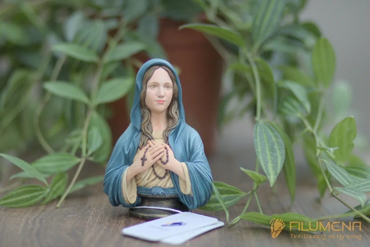 Tượng Đức Mẹ để xe hơi tại Nhà sách Nhà thờ lớn Hà Nội. Tượng Công Giáo Filumena được sáng tác bởi các nghệ sĩ Filumena. Mỗi tác phẩm đều là đóng góp của quý vị cho các việc bác ái. Tượng làm bằng chất liệu bột đá tự nhiên và resin, có đủ các kích thước từ 15, 20 cm tới 1m và lớn hơn nữa.