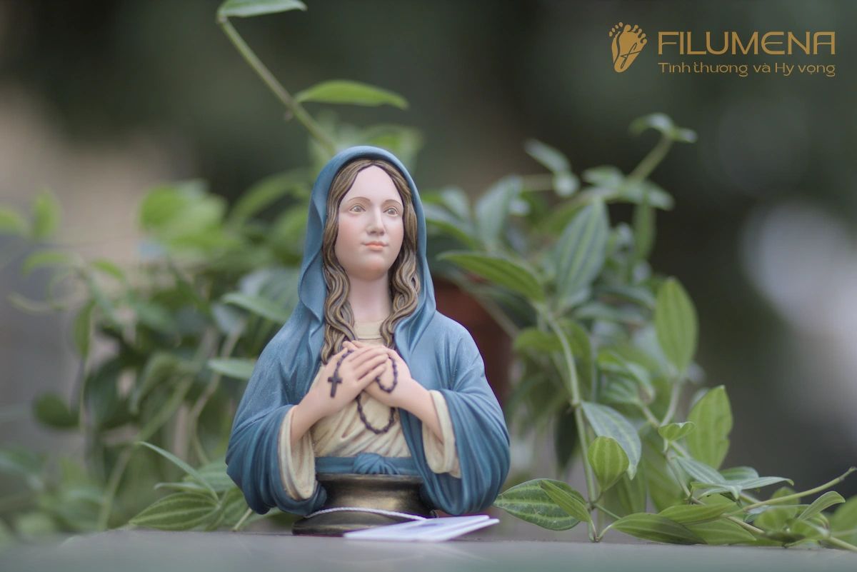 Tượng Đức Mẹ để xe ô tô tại Hoa Kỳ. Tượng Công giáo Filumena là tượng của Tình thương và Hy vọng. Bản quyền các tác phẩm tượng Công giáo thuộc về Filumena Art, Cộng hòa Pháp. Filumena sáng tác và sản xuất nhiều mẫu tượng Công giáo khác như Bàn thờ Chúa và gia tiên, Bàn thờ Chúa, Tượng công giáo đẹp, Tượng công giáo mini, Tượng chịu nạn