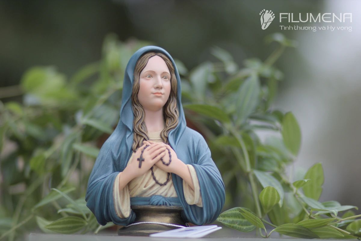 Tượng Đức Mẹ để xe ô tô tại Hoa Kỳ. Tượng Công giáo Filumena là tượng của Tình thương và Hy vọng. Bản quyền các tác phẩm tượng Công giáo thuộc về Filumena Art, Cộng hòa Pháp. Filumena sáng tác và sản xuất nhiều mẫu tượng Công giáo khác như Bàn thờ Chúa và gia tiên, Bàn thờ Chúa, Tượng công giáo đẹp, Tượng công giáo mini, Tượng chịu nạn