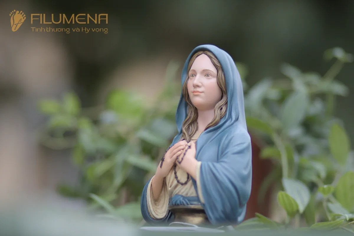 Tượng Đức Mẹ để xe ô tô tại Dòng Mến Thánh Giá Vinh. Tượng Công Giáo Filumena được sáng tác bởi các nghệ sĩ Filumena. Mỗi tác phẩm đều là đóng góp của quý vị cho các việc bác ái. Tượng làm bằng chất liệu bột đá tự nhiên và resin, có đủ các kích thước từ 15, 20 cm tới 1m và lớn hơn nữa.