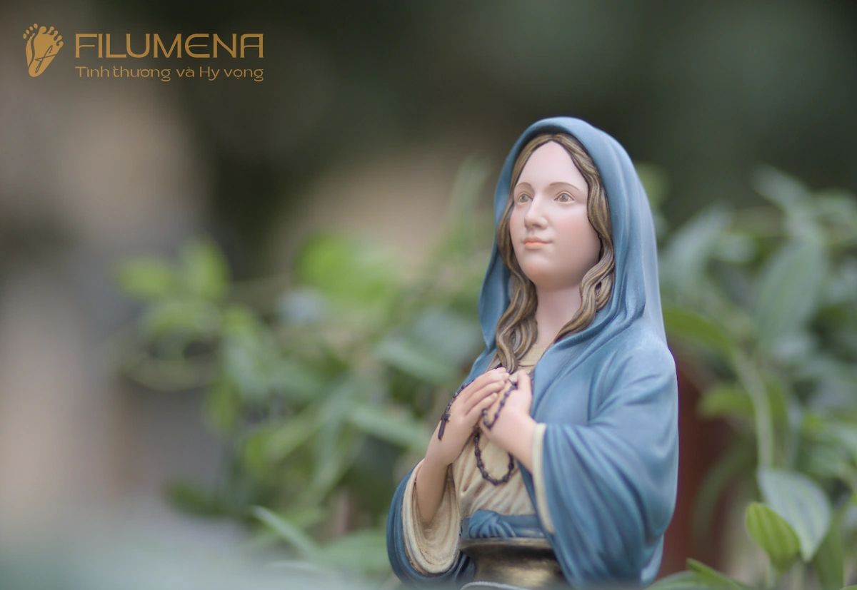 Tượng Đức Mẹ tại Nhà sách Đức Mẹ Hòa Bình Sài Gòn. Tượng Công giáo Filumena là tượng của Tình thương và Hy vọng. Bản quyền các tác phẩm tượng Công giáo thuộc về Filumena Art, Cộng hòa Pháp. Filumena sáng tác và sản xuất nhiều mẫu tượng Công giáo khác như Bàn thờ Chúa và gia tiên, Bàn thờ Công giáo, Tượng Đức Mẹ để xe ô tô, Tượng Đức Mẹ để xe hơi, Tượng Mẹ Maria