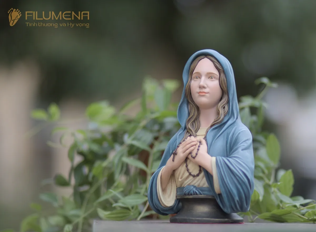 Tượng Đức Mẹ để xe ô tô tại Nhà sách Kỳ Đồng. Tượng Công Giáo Filumena được sáng tác bởi các nghệ sĩ Filumena. Mỗi tác phẩm đều là đóng góp của quý vị cho các việc bác ái. Tượng làm bằng chất liệu bột đá tự nhiên và resin, có đủ các kích thước từ 15, 20 cm tới 1m và lớn hơn nữa.