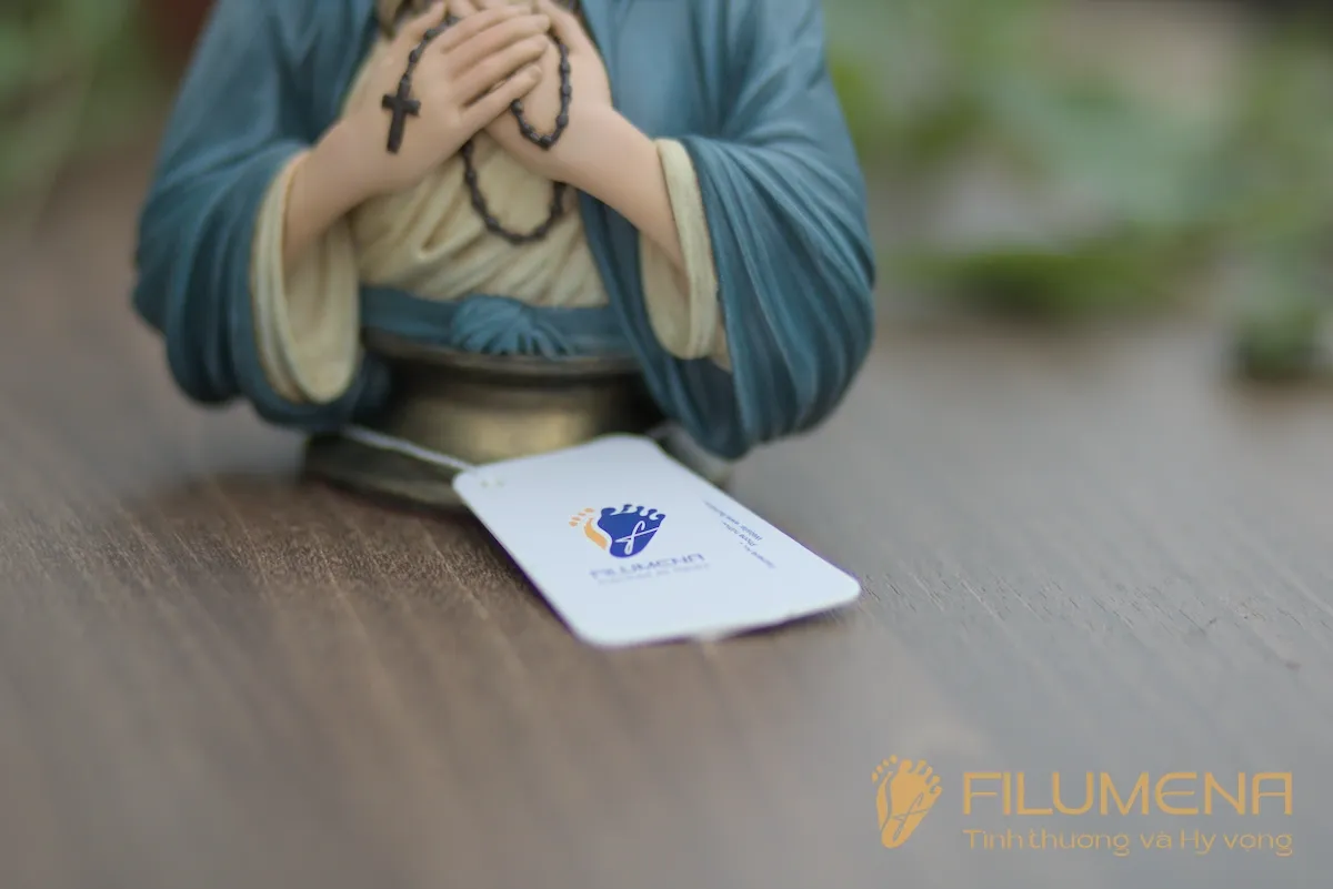 Tượng Đức Mẹ để xe hơi tại Đức Mẹ Núi Cúi. Tượng Công Giáo Filumena được sáng tác bởi các nghệ sĩ Filumena. Mỗi tác phẩm đều là đóng góp của quý vị cho các việc bác ái. Tượng làm bằng chất liệu bột đá tự nhiên và resin, có đủ các kích thước từ 15, 20 cm tới 1m và lớn hơn nữa.