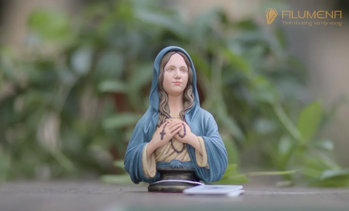 Tượng công giáo mini tại TP. Hồ Chí Minh. Tượng Công Giáo Filumena được sáng tác bởi các nghệ sĩ Filumena. Mỗi tác phẩm đều là đóng góp của quý vị cho các việc bác ái. Tượng làm bằng chất liệu bột đá tự nhiên và resin, có đủ các kích thước từ 15, 20 cm tới 1m và lớn hơn nữa.
