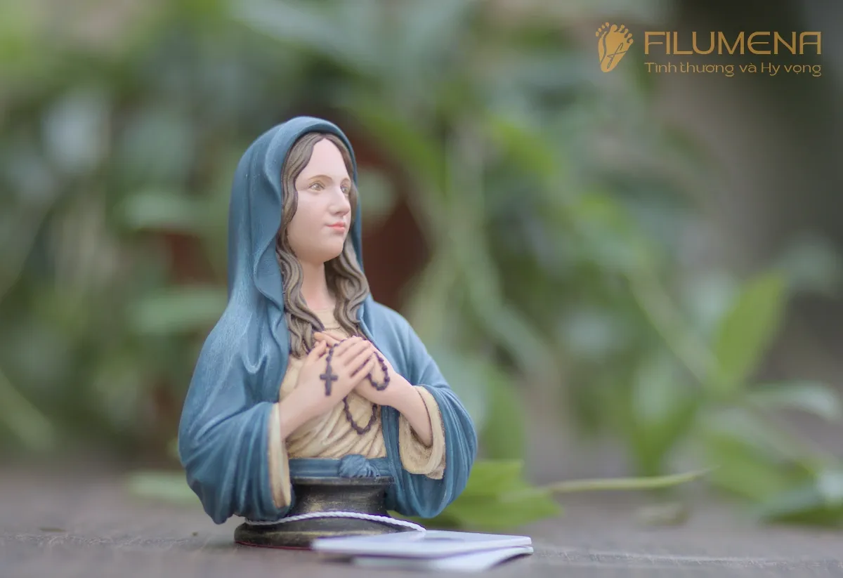 Tượng Đức Mẹ để xe ô tô tại TGP. Sài Gòn. Tượng Công Giáo Filumena được sáng tác bởi các nghệ sĩ Filumena. Mỗi tác phẩm đều là đóng góp của quý vị cho các việc bác ái. Tượng làm bằng chất liệu bột đá tự nhiên và resin, có đủ các kích thước từ 15, 20 cm tới 1m và lớn hơn nữa.