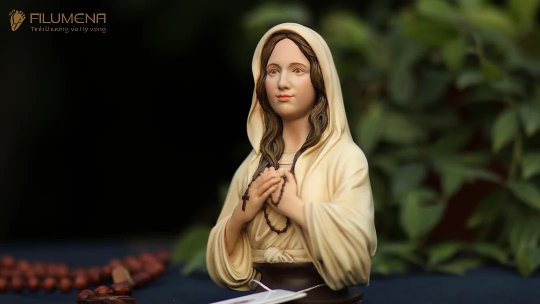 Tượng Đức Mẹ để xe hơi tại Xuân Lộc. Tượng Công giáo Filumena là tượng của Tình thương và Hy vọng. Bản quyền các tác phẩm tượng Công giáo thuộc về Filumena Art, Cộng hòa Pháp. Filumena sáng tác và sản xuất nhiều mẫu tượng Công giáo khác như Bàn thờ Công giáo, Bàn thờ Chúa và gia tiên, Bàn thờ Chúa, Tượng Chúa hài đồng, Tượng Giáng sinh mini