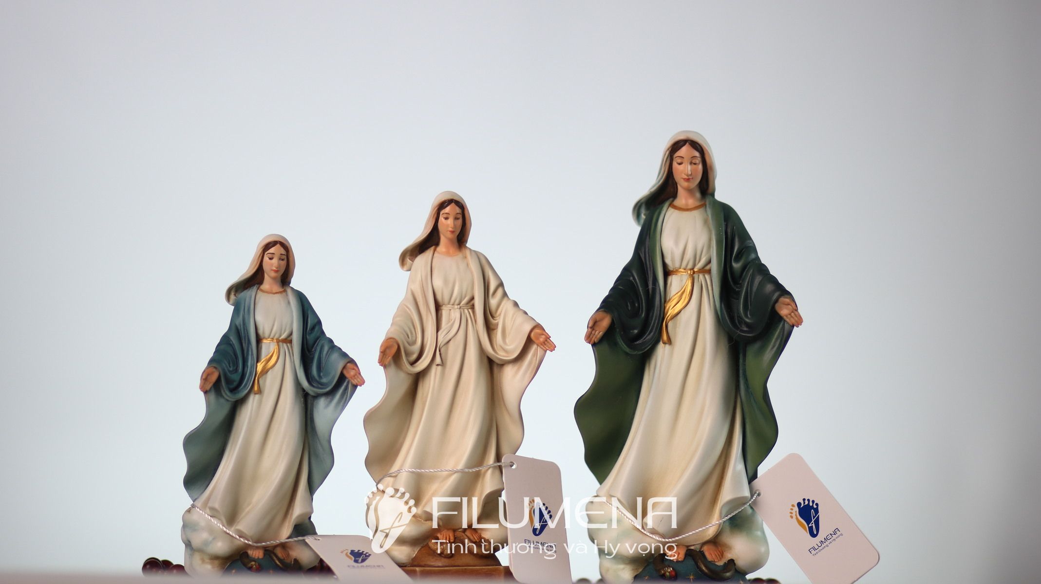 Chi tiết hoàn thiện thủ công trên tượng Đức Mẹ Ban Ơn cao 20 cm màu xanh da trời