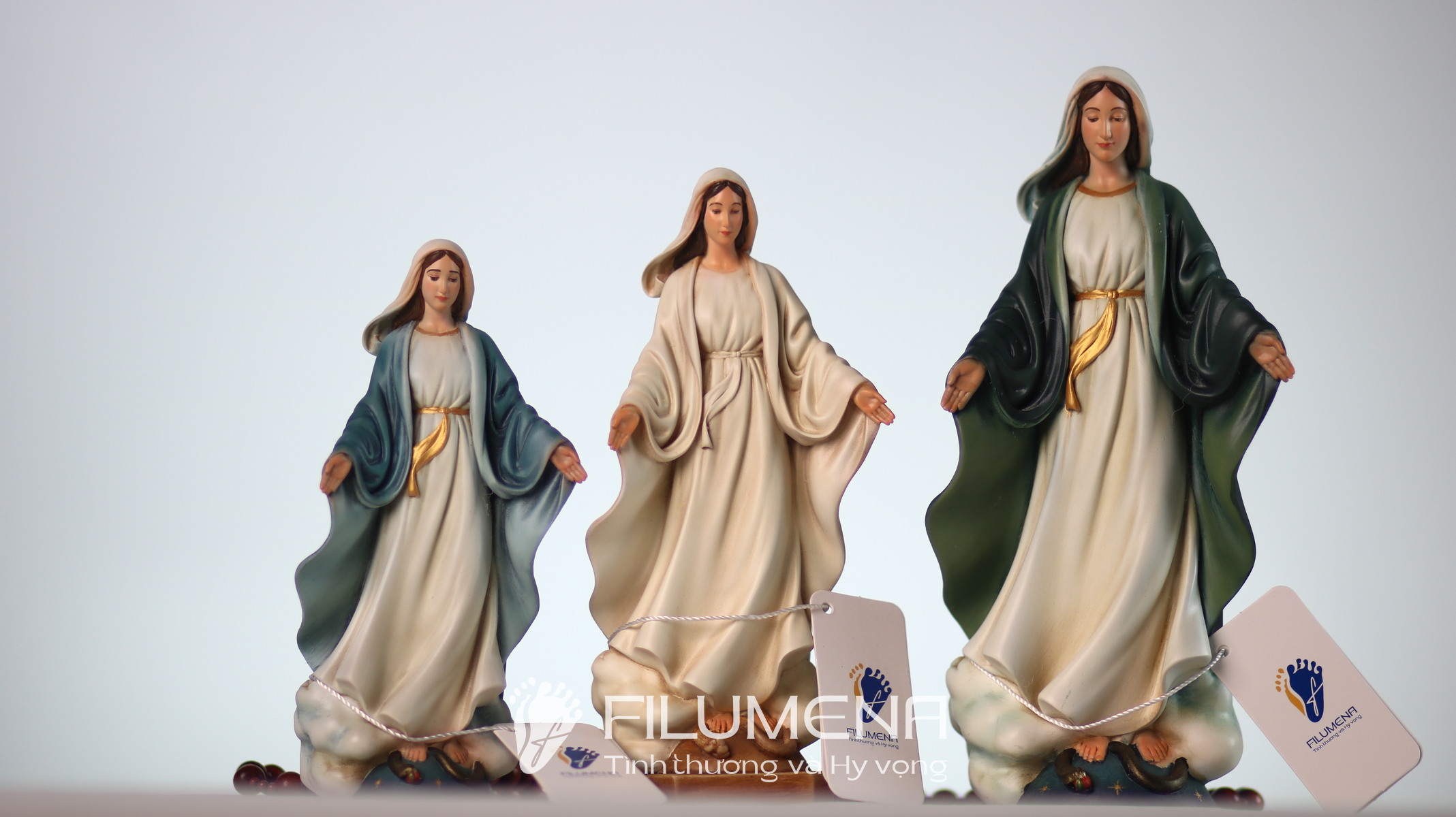 Tượng công giáo mini tại TGP Hà Nội. Tượng Công giáo Filumena là tượng của Tình thương và Hy vọng. Bản quyền các tác phẩm tượng Công giáo thuộc về Filumena Art, Cộng hòa Pháp. Filumena sáng tác và sản xuất nhiều mẫu tượng Công giáo khác như Tượng Đức Mẹ La Vang, Tượng Thánh Antôn, Bàn thờ Chúa, Bàn thờ Chúa - tượng Công giáo Filumena, Bàn thờ Chúa và gia tiên