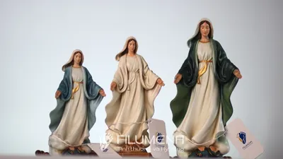 Tượng Đức Mẹ để xe ô tô của Filumena với nền chụp giúp dễ so sánh mẫu