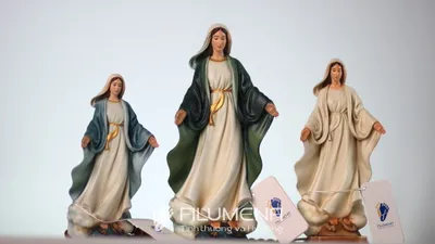Tượng Đức Mẹ Ban Ơn trong bố cục phù hợp với góc cầu nguyện kính Đức Mẹ