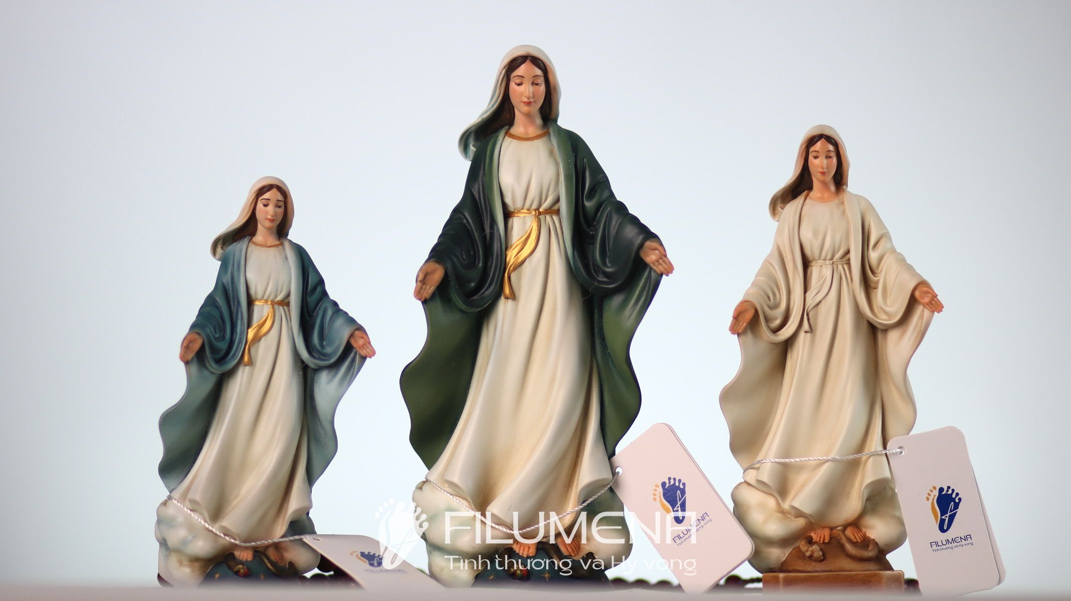 Chi tiết hoàn thiện thủ công trên tượng Đức Mẹ Ban Ơn cao 15 cm màu xanh ô-liu