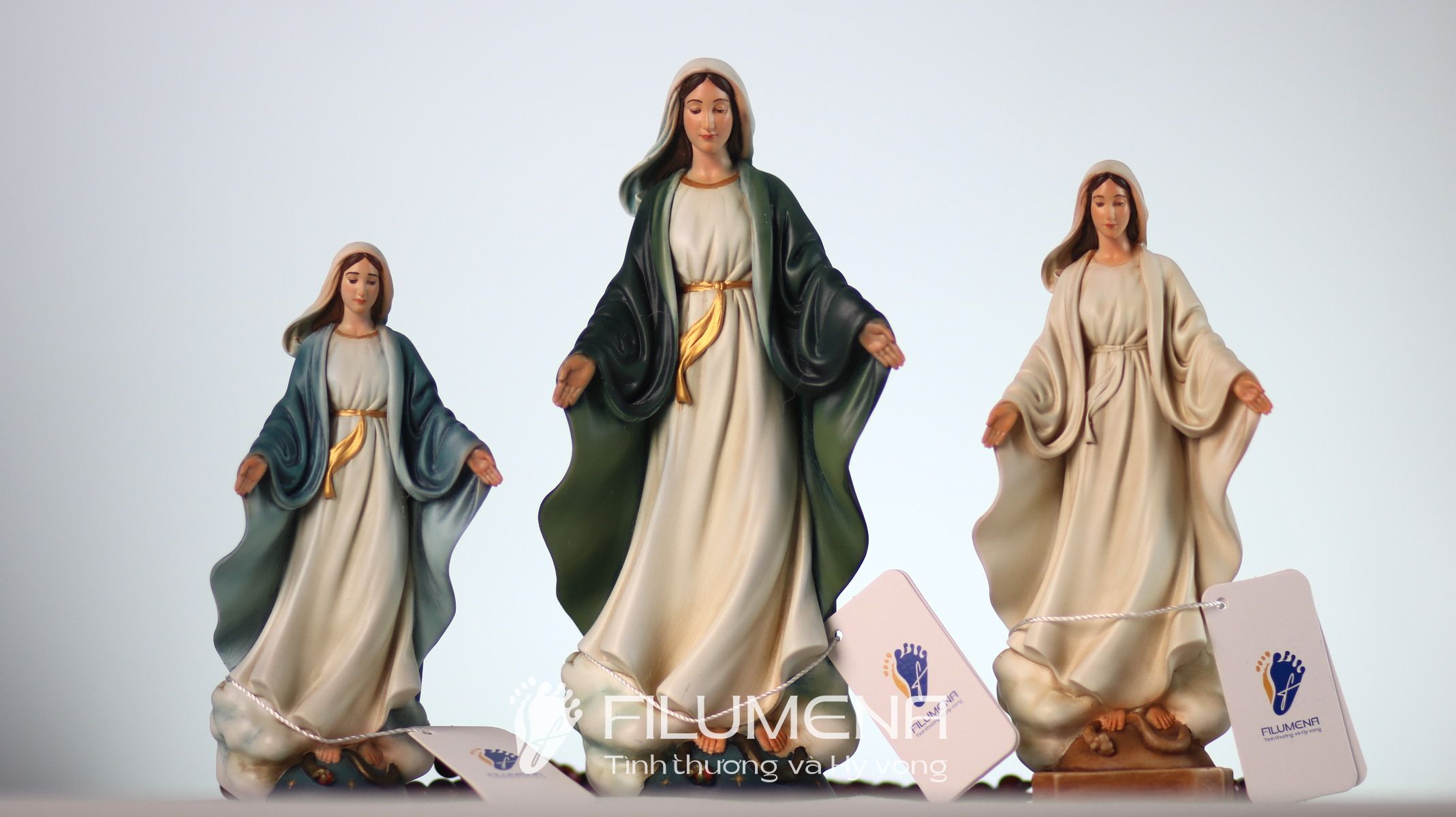 Góc chụp nghiêng tượng Đức Mẹ Ban Ơn cao 20 cm màu xanh da trời
