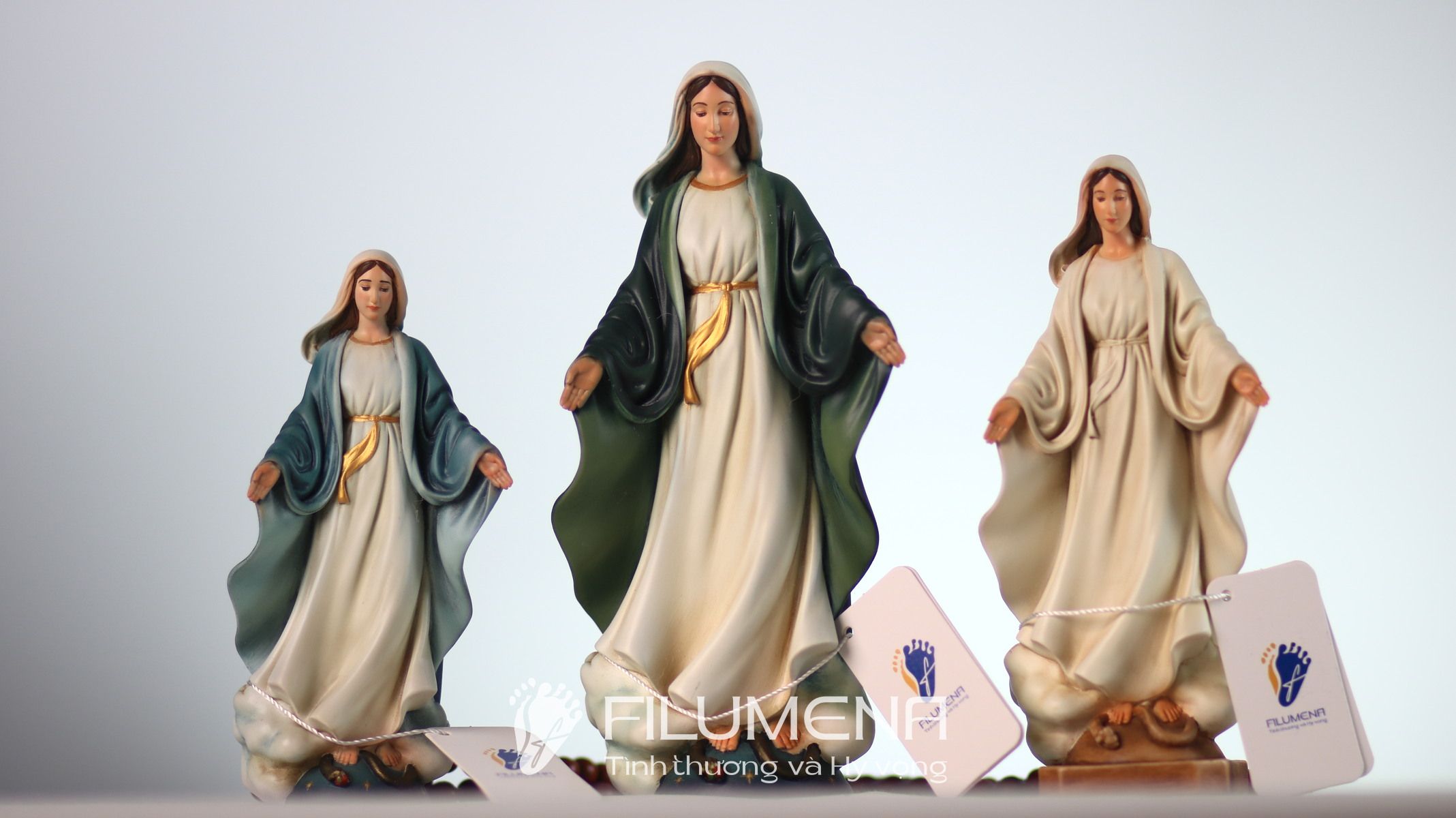 Góc chụp nghiêng tượng Đức Mẹ Ban Ơn cao 15 cm màu trắng