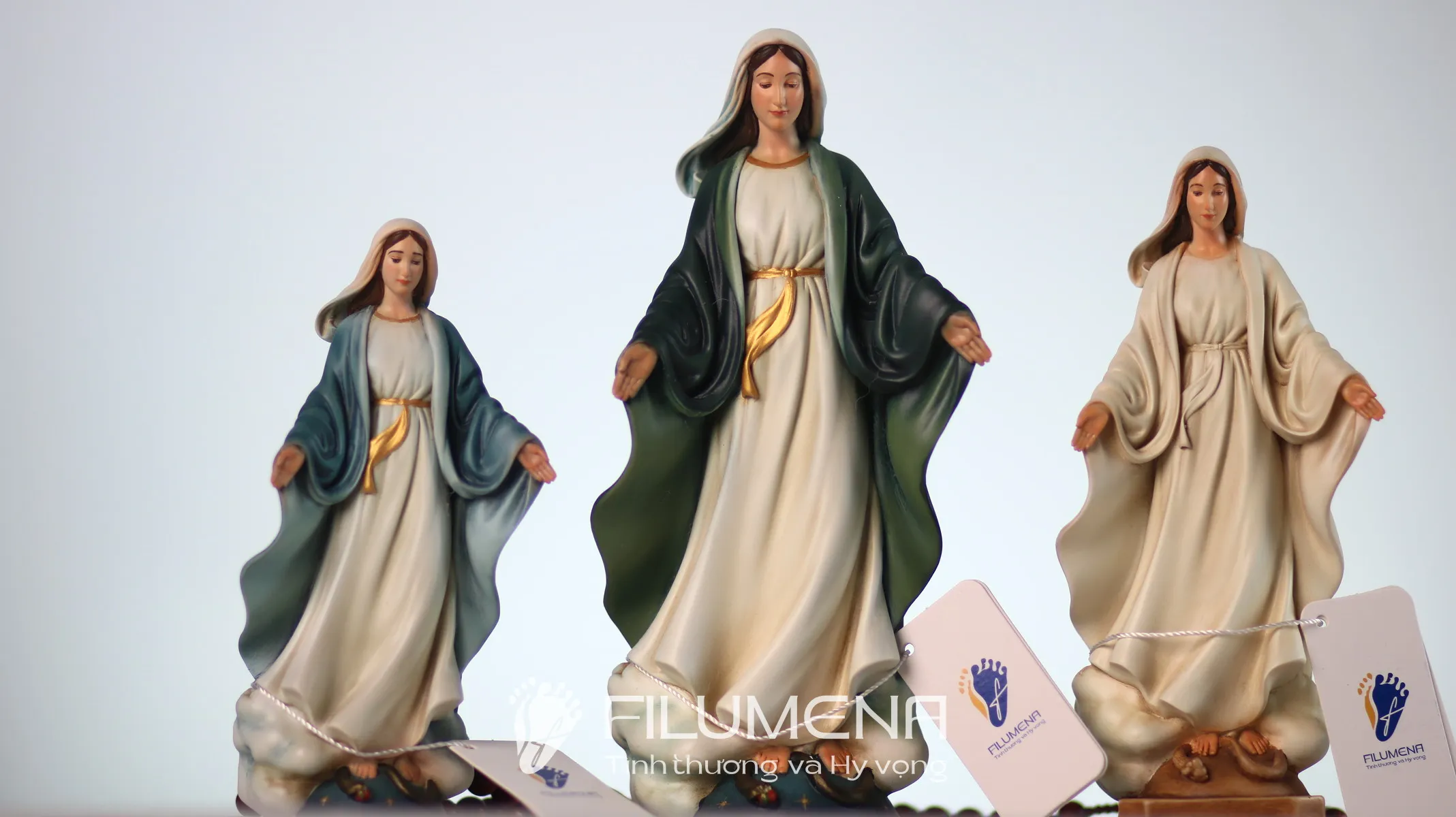 Tượng công giáo mini tại Nhà sách Nhà thờ lớn Hà Nội