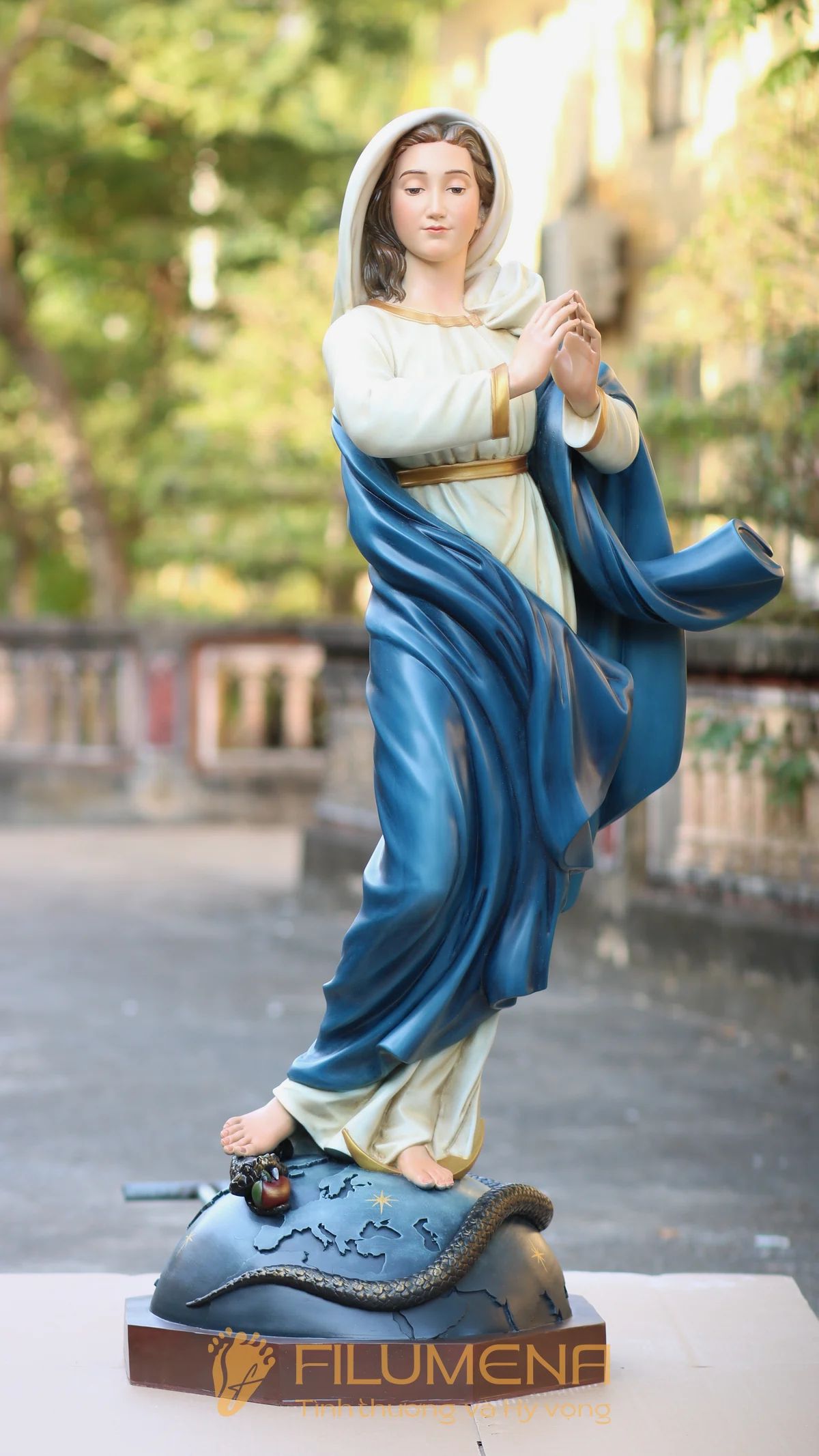 Tượng Đức Mẹ tại TP HCM. Tượng Công giáo Filumena là tượng của Tình thương và Hy vọng. Bản quyền các tác phẩm tượng Công giáo thuộc về Filumena Art, Cộng hòa Pháp. Filumena sáng tác và sản xuất nhiều mẫu tượng Công giáo khác như Bàn thờ Chúa và gia tiên, Bàn thờ Công giáo, Bàn thờ Công giáo, Tượng Đức Mẹ để xe ô tô, Tượng Đức Mẹ để xe hơi
