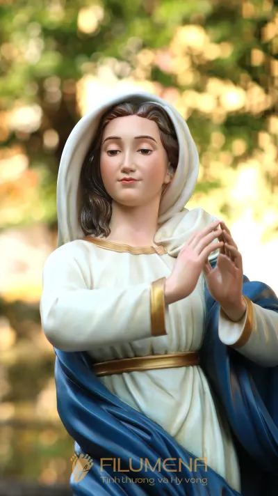Tượng Đức Mẹ Fatima của Filumena với nền chụp giúp dễ so sánh mẫu