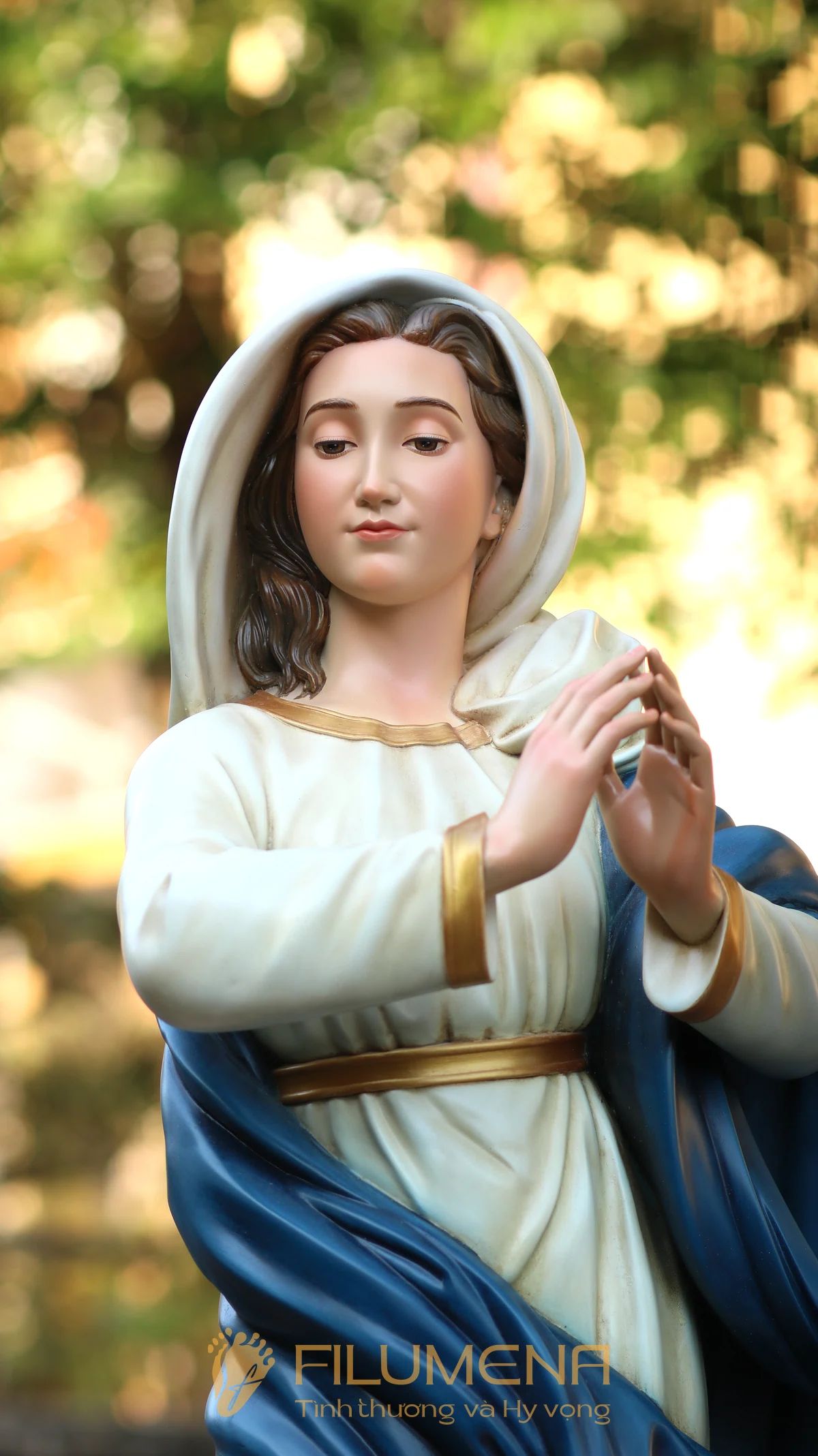 Tượng Đức Mẹ tại Nhà sách Nhà thờ Chánh tòa Đà Nẵng. Tượng Công giáo Filumena là tượng của Tình thương và Hy vọng. Bản quyền các tác phẩm tượng Công giáo thuộc về Filumena Art, Cộng hòa Pháp. Filumena sáng tác và sản xuất nhiều mẫu tượng Công giáo khác như Bàn thờ Chúa và gia tiên, Bàn thờ Công giáo, Bàn thờ Công giáo, Tượng Đức Mẹ để xe hơi, Tượng Mẹ Maria