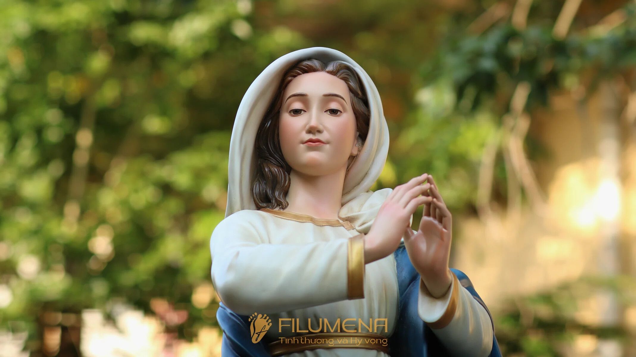 Tượng Đức Mẹ tại Hoa Kỳ. Tượng Công giáo Filumena là tượng của Tình thương và Hy vọng. Bản quyền các tác phẩm tượng Công giáo thuộc về Filumena Art, Cộng hòa Pháp. Filumena sáng tác và sản xuất nhiều mẫu tượng Công giáo khác như Bàn thờ Chúa và gia tiên, Bàn thờ Công giáo, Bàn thờ Công giáo, Tượng Đức Mẹ để xe ô tô, Tượng Đức Mẹ để xe hơi