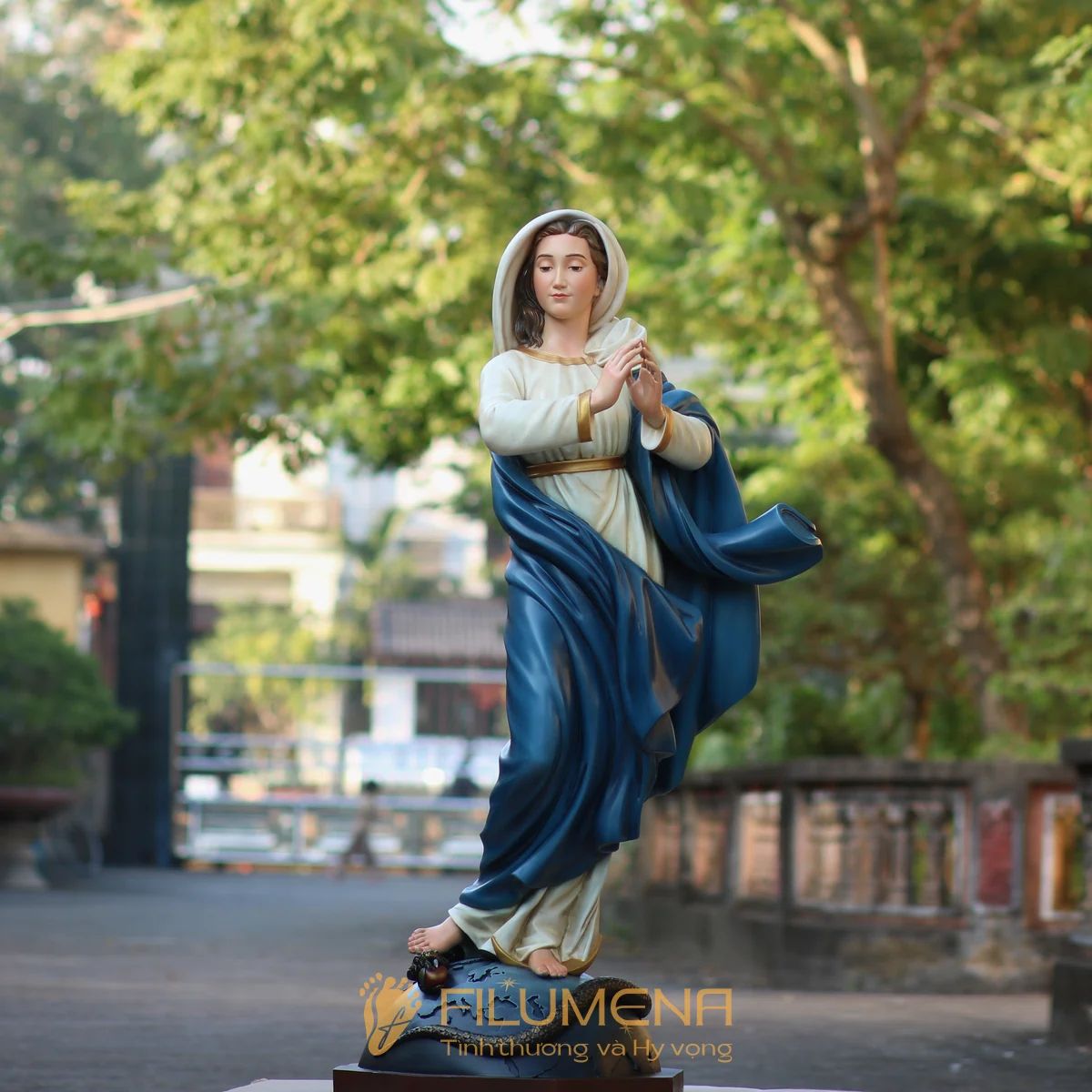 Không gian đặt phù hợp cho tượng Đức Mẹ Vô Nhiễm Nguyên Tội 120 cm màu xanh trắng: đài Đức Mẹ, nhà thờ, sân nhà xứ, vườn cầu nguyện hoặc tiền sảnh