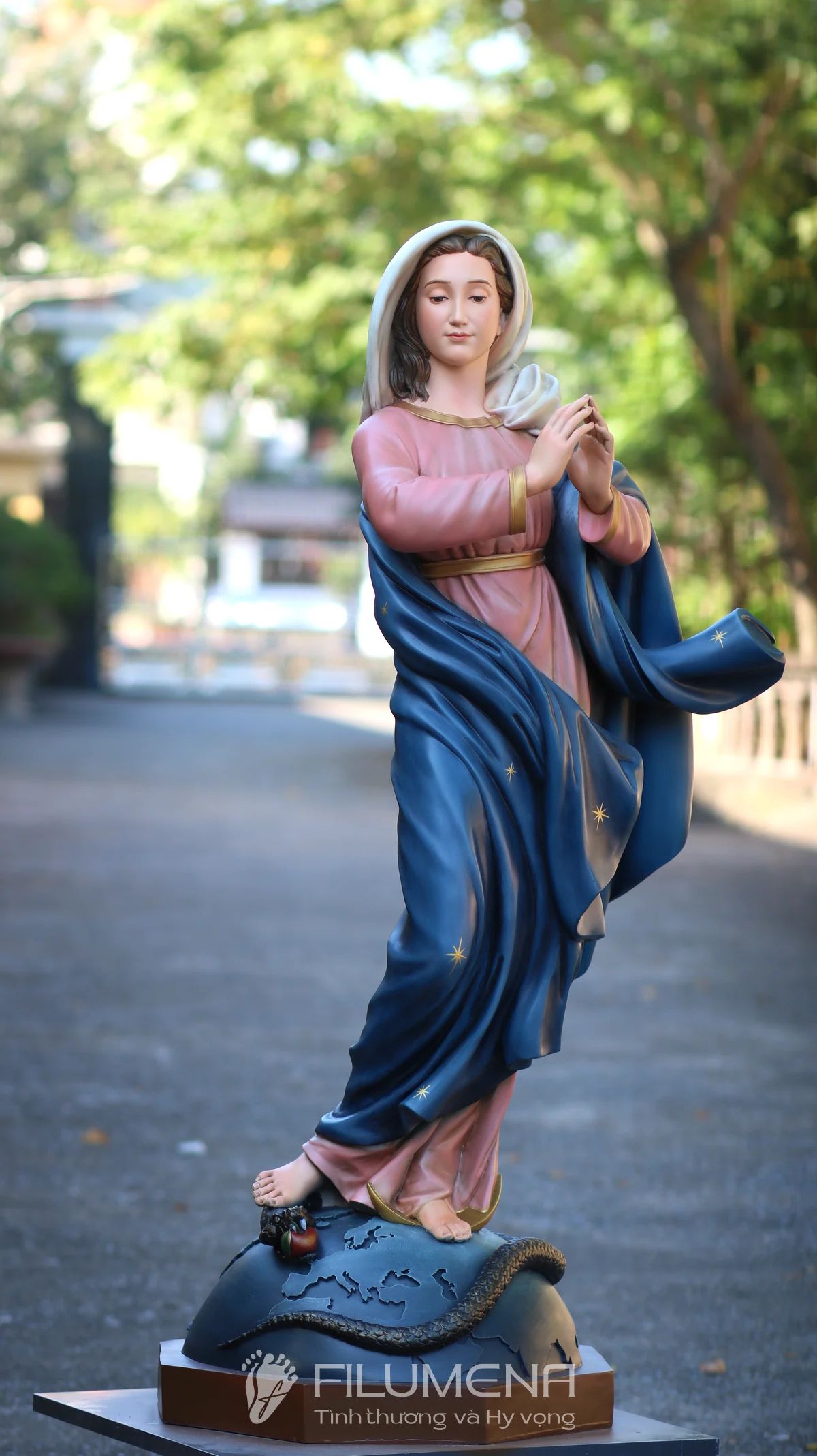 Tượng Đức Mẹ tại An Giang. Tượng Công giáo Filumena là tượng của Tình thương và Hy vọng. Bản quyền các tác phẩm tượng Công giáo thuộc về Filumena Art, Cộng hòa Pháp. Filumena sáng tác và sản xuất nhiều mẫu tượng Công giáo khác như Bàn thờ Chúa và gia tiên, Bàn thờ Công giáo, Bàn thờ Công giáo, Tượng Đức Mẹ để xe ô tô, Tượng Đức Mẹ để xe hơi