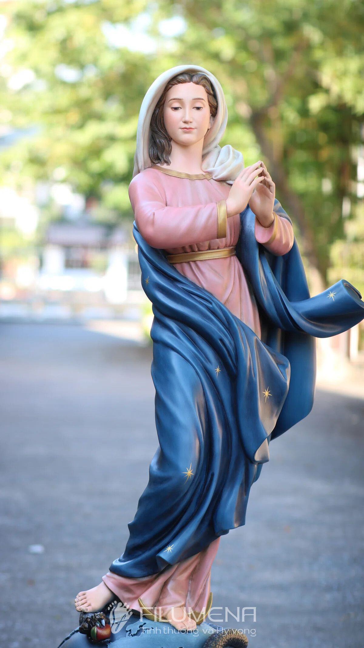 Tượng Đức Mẹ tại Phát Diệm. Tượng Công giáo Filumena là tượng của Tình thương và Hy vọng. Bản quyền các tác phẩm tượng Công giáo thuộc về Filumena Art, Cộng hòa Pháp. Filumena sáng tác và sản xuất nhiều mẫu tượng Công giáo khác như Bàn thờ Chúa và gia tiên, Bàn thờ Công giáo, Bàn thờ Công giáo, Tượng Đức Mẹ để xe ô tô, Tượng Đức Mẹ để xe hơi