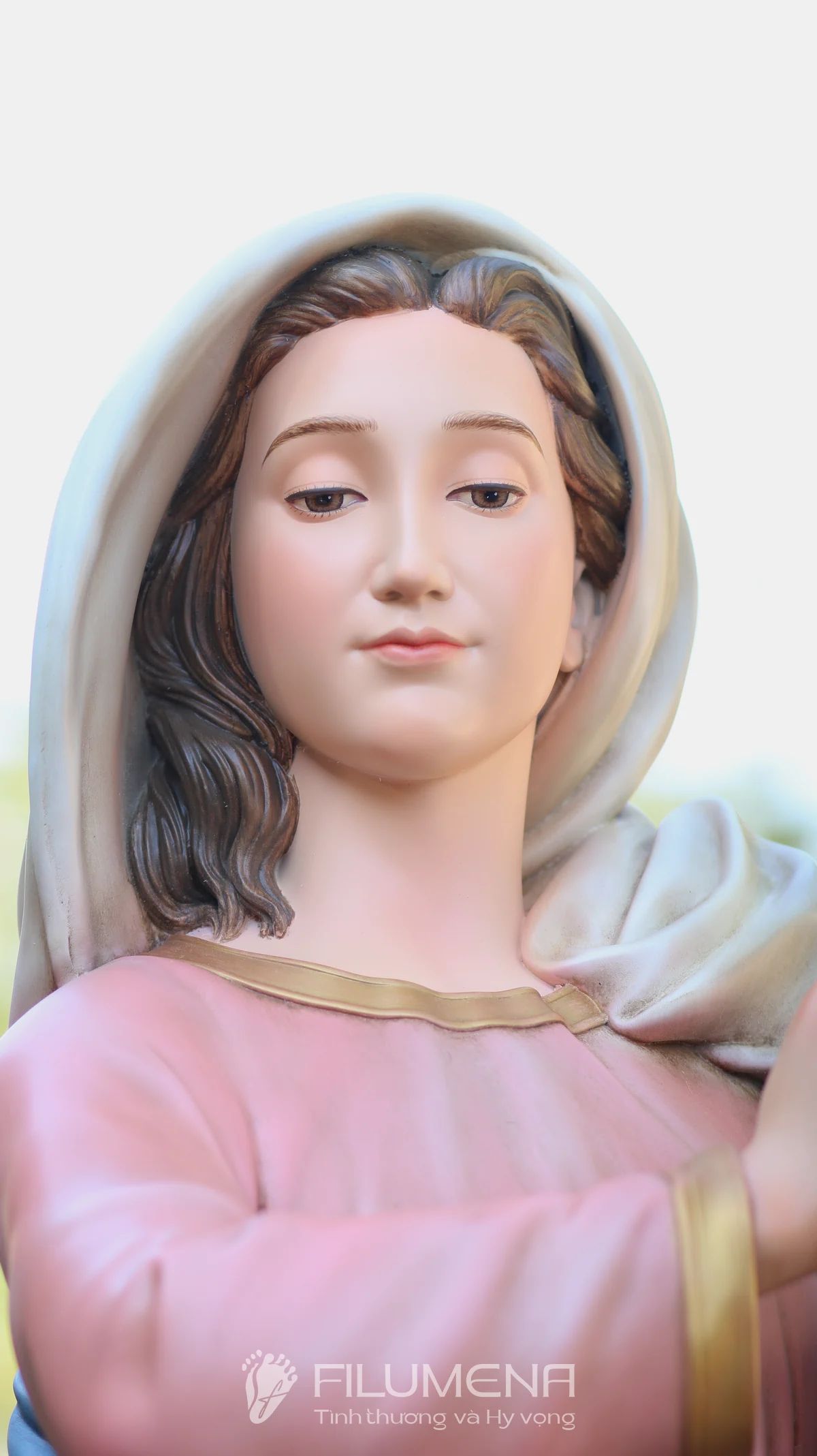 Tượng Đức Mẹ tại An Giang. Tượng Công giáo Filumena là tượng của Tình thương và Hy vọng. Bản quyền các tác phẩm tượng Công giáo thuộc về Filumena Art, Cộng hòa Pháp. Filumena sáng tác và sản xuất nhiều mẫu tượng Công giáo khác như Bàn thờ Chúa và gia tiên, Bàn thờ Công giáo, Bàn thờ Công giáo, Tượng Đức Mẹ để xe ô tô, Tượng Đức Mẹ để xe hơi