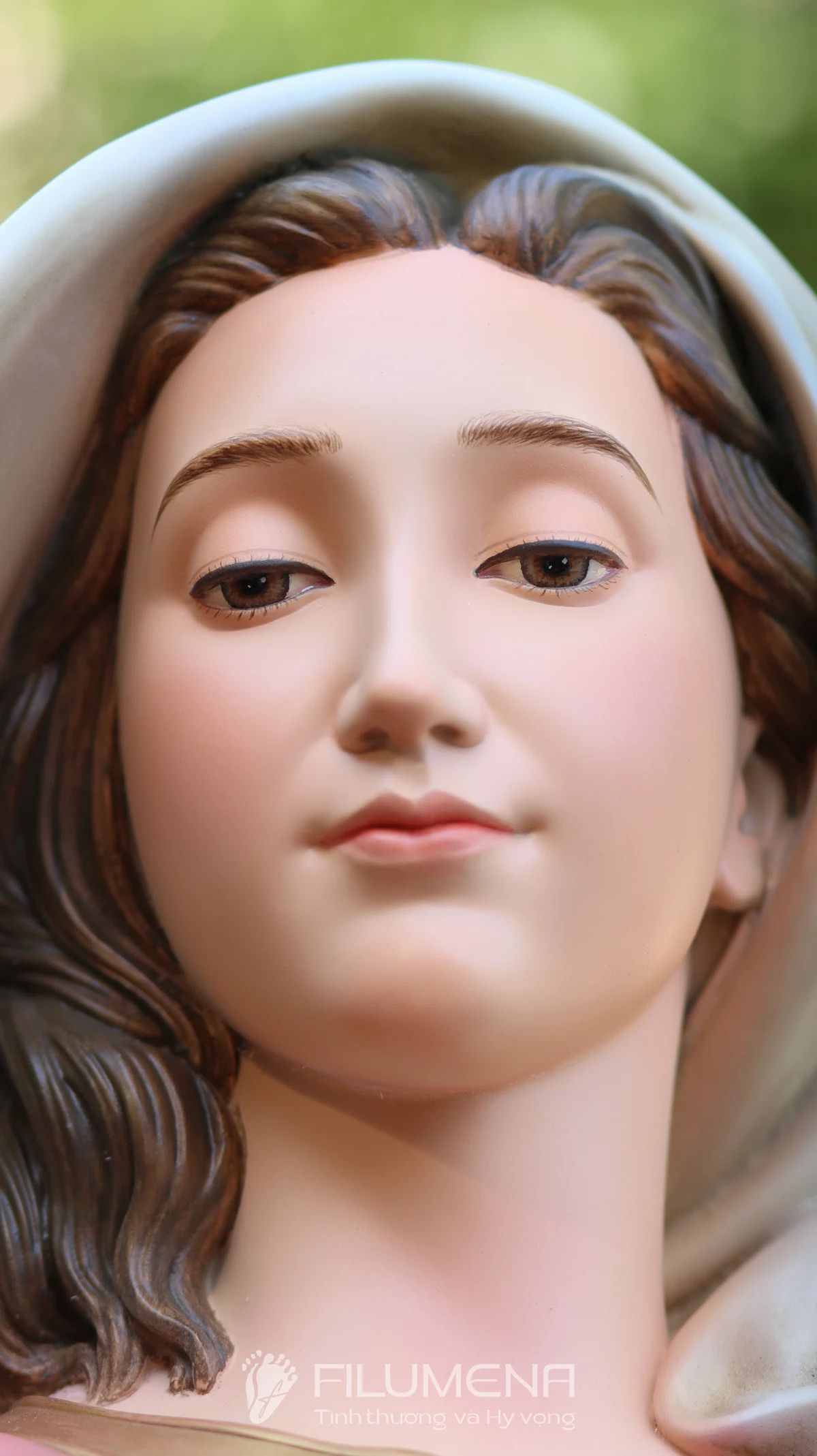 Tượng Đức Mẹ tại TP. Hồ Chí Minh. Tượng Công giáo Filumena là tượng của Tình thương và Hy vọng. Bản quyền các tác phẩm tượng Công giáo thuộc về Filumena Art, Cộng hòa Pháp. Filumena sáng tác và sản xuất nhiều mẫu tượng Công giáo khác như Bàn thờ Chúa và gia tiên, Bàn thờ Công giáo, Bàn thờ Công giáo, Tượng Đức Mẹ để xe ô tô, Tượng Đức Mẹ để xe hơi